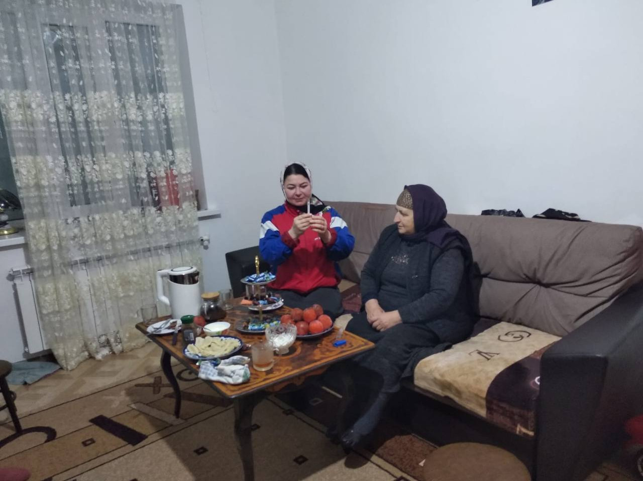 Социальный работник 1 отд.СО на дому Салихова Эльмира при оказании социально- бытовых услуг подопечным.